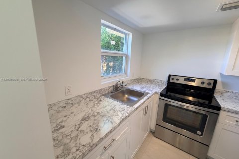 Copropriété à louer à Miami, Floride: 2 chambres, 592.62 m2 № 2248997 - photo 5