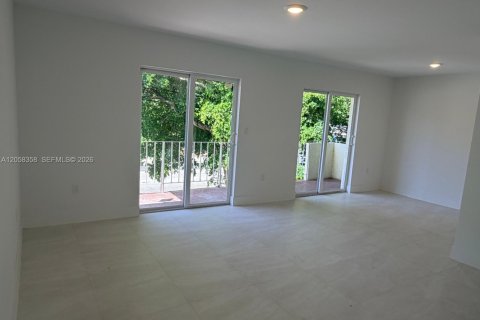 Copropriété à louer à Miami, Floride: 2 chambres, 592.62 m2 № 2248997 - photo 2