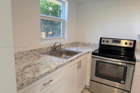 Copropriété à louer à Miami, Floride: 2 chambres, 592.62 m2 № 2248997 - photo 3