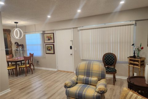Copropriété à vendre à Pembroke Pines, Floride: 2 chambres, 88.54 m2 № 2005967 - photo 2