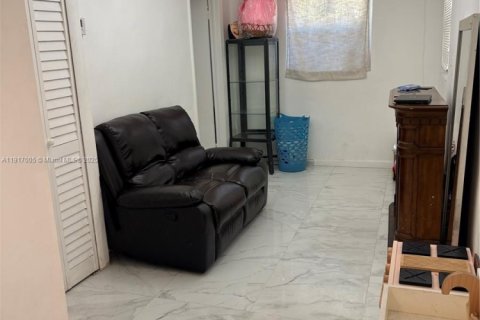 Снять в аренду виллу или дом в Майами, Флорида 3 спальни, 196.67м2, № 1973444 - фото 3