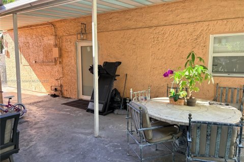 Снять в аренду виллу или дом в Майами, Флорида 3 спальни, 196.67м2, № 1973444 - фото 1