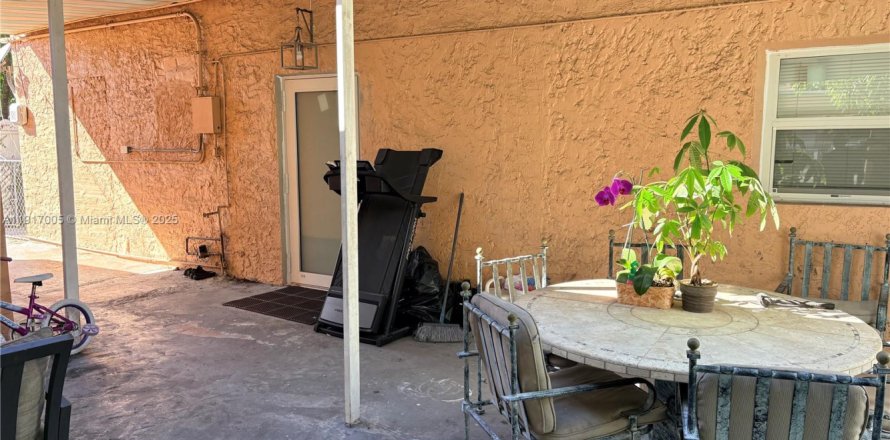 Дом в Майами, Флорида 3 спальни, 196.67м2 № 1973444