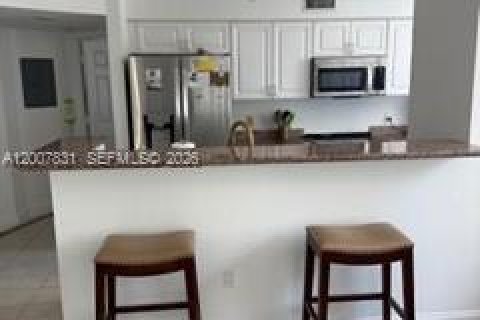 Condo in Miami, Florida, 2 bedrooms № 2253869 - photo 13