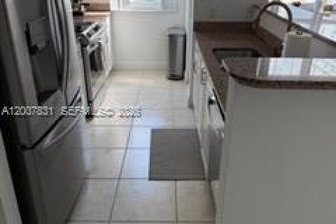 Condo in Miami, Florida, 2 bedrooms № 2253869 - photo 10
