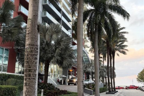 Condo in Miami, Florida, 2 bedrooms № 2253869 - photo 2