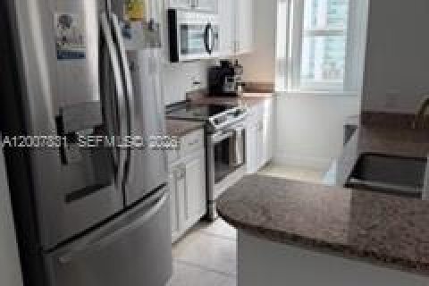 Condo in Miami, Florida, 2 bedrooms № 2253869 - photo 11