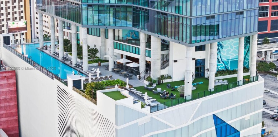 Кондоминиум с 2 спальнями в Майами, Флорида № 2053460