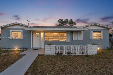 Villa ou maison à Miami Gardens, Floride 5 chambres, 166.67 m2 № 2090543