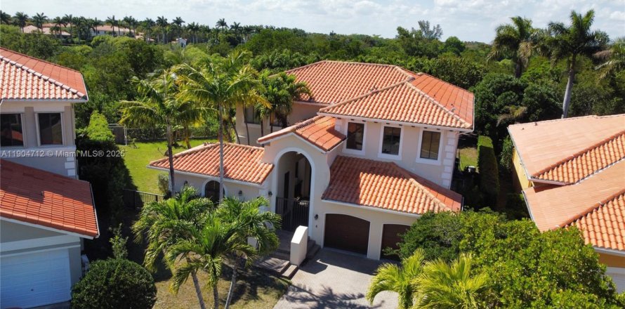 House in Cutler Bay, Florida 5 bedrooms, 323.21 sq.m. № 1955154