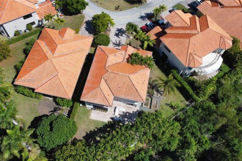 House in Cutler Bay, Florida 5 bedrooms, 323.21 sq.m. № 1955154 - photo 3