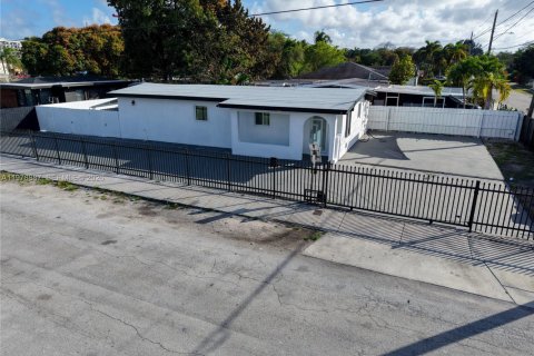 Дом в Майами, Флорида 3 спальни, 89.74м2 № 2049684