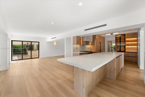 House in Key Biscayne, Florida 4 bedrooms, 299.24 sq.m. № 1635611 - photo 8