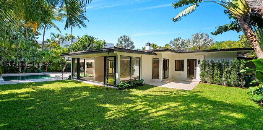 House in Key Biscayne, Florida 4 bedrooms, 299.24 sq.m. № 1635611