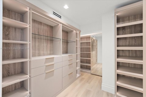 House in Key Biscayne, Florida 4 bedrooms, 299.24 sq.m. № 1635611 - photo 25