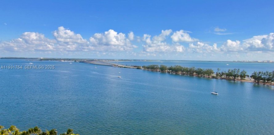 Кондоминиум с 3 спальнями в Майами, Флорида № 1991356