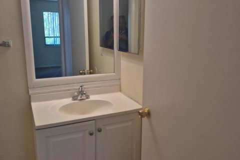 Condo in West Palm Beach, Florida, 2 bedrooms № 2183971 - photo 7