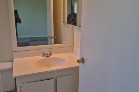 Condo in West Palm Beach, Florida, 2 bedrooms № 2183971 - photo 4
