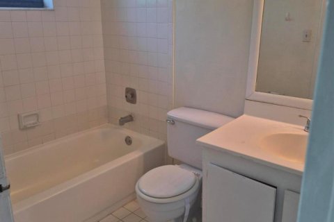 Condo in West Palm Beach, Florida, 2 bedrooms № 2183971 - photo 5