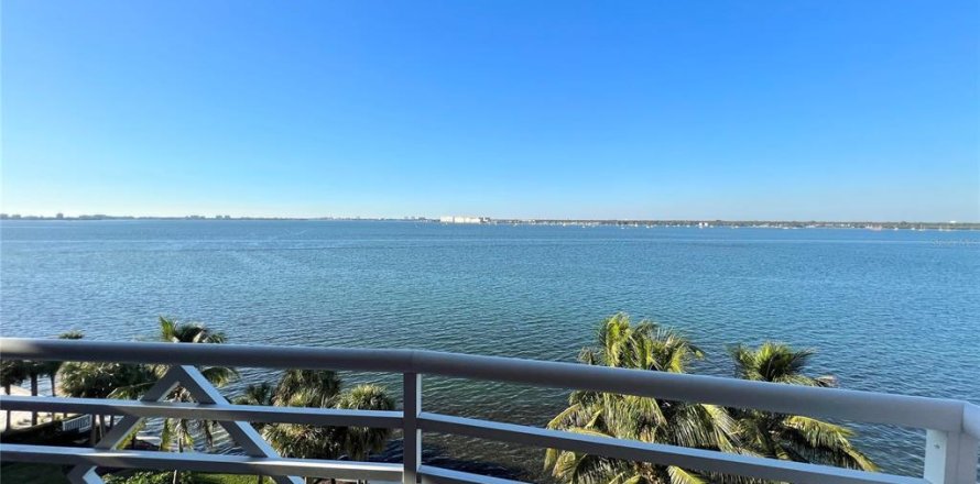 Condo in Saint Petersburg, Florida, 2 bedrooms № 1747378
