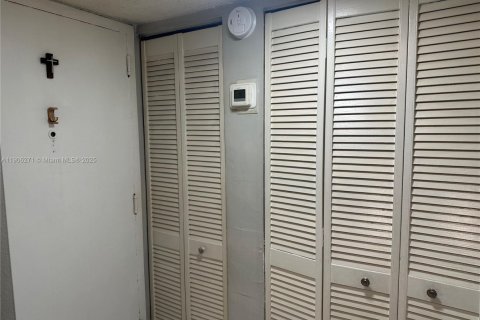 Купить кондоминиум в Майами, Флорида 1 спальня, 70.42м2, № 1956899 - фото 19