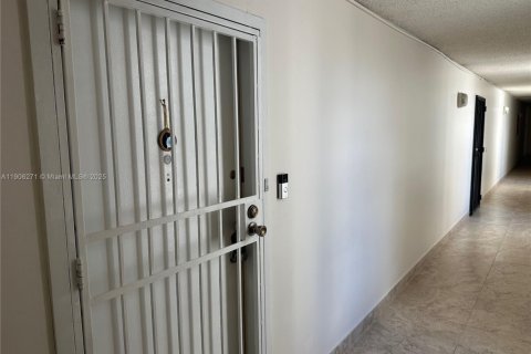 Купить кондоминиум в Майами, Флорида 1 спальня, 70.42м2, № 1956899 - фото 15