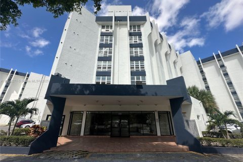Купить кондоминиум в Майами, Флорида 1 спальня, 70.42м2, № 1956899 - фото 11