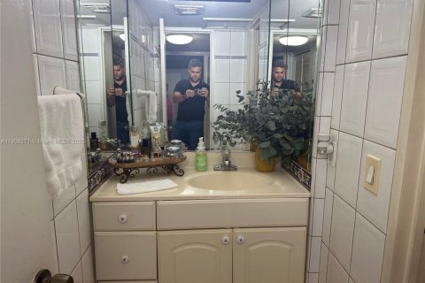 Купить кондоминиум в Майами, Флорида 1 спальня, 70.42м2, № 1956899 - фото 23