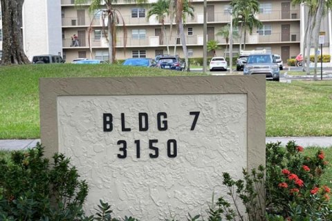 Condo in Davie, Florida, 2 bedrooms № 2246555 - photo 2