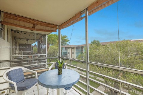 Condo in Miami, Florida, 1 bedroom № 1990056 - photo 14