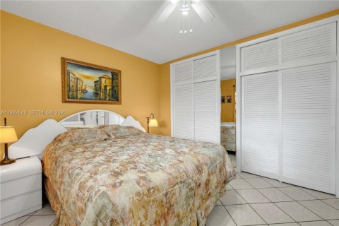 Condo in Miami, Florida, 1 bedroom № 1990056 - photo 10