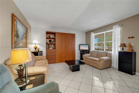 Condo in Miami, Florida, 1 bedroom № 1990056 - photo 4