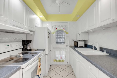 Condo in Miami, Florida, 1 bedroom № 1990056 - photo 8