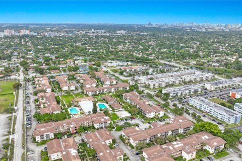 Condo in Miami, Florida, 1 bedroom № 1990056 - photo 27