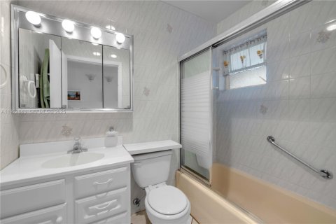 Condo in Miami, Florida, 1 bedroom № 1990056 - photo 13