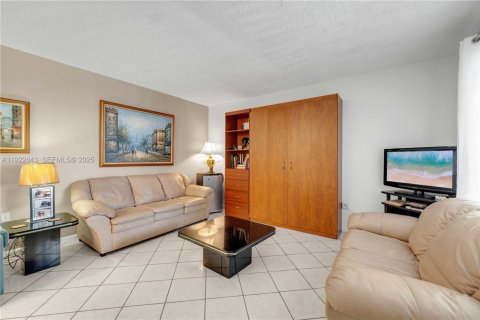 Condo in Miami, Florida, 1 bedroom № 1990056 - photo 3