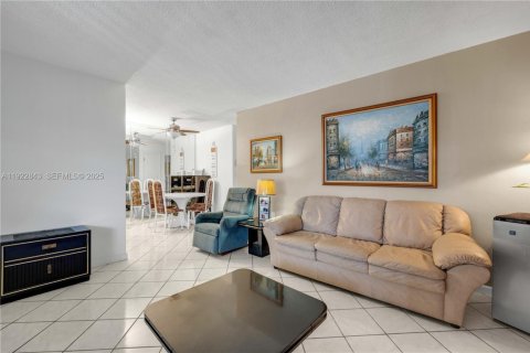 Condo in Miami, Florida, 1 bedroom № 1990056 - photo 5