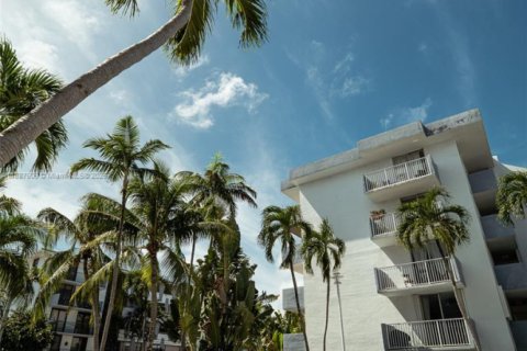 Condo in North Bay Village, Florida, 2 bedrooms  № 1943445 - photo 11