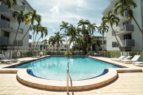 Condo in North Bay Village, Florida, 2 bedrooms  № 1943445 - photo 12