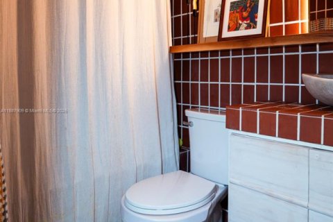 Condo in North Bay Village, Florida, 2 bedrooms  № 1943445 - photo 4