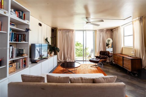 Condo in North Bay Village, Florida, 2 bedrooms  № 1943445 - photo 3