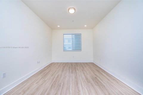 Condo in Doral, Florida, 3 bedrooms in LANDMARK  № 2082615 - photo 15