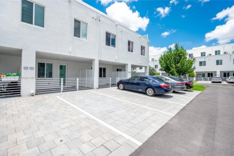 Condo in Doral, Florida, 3 bedrooms in LANDMARK  № 2082615 - photo 5
