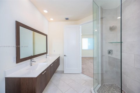 Condo in Doral, Florida, 3 bedrooms in LANDMARK  № 2082615 - photo 18