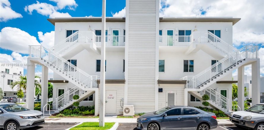 Condo in Doral, Florida, 3 bedrooms in LANDMARK  № 2082615