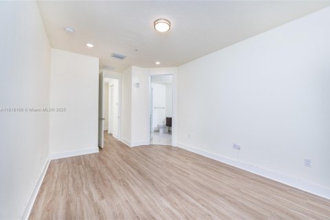 Condo in Doral, Florida, 3 bedrooms in LANDMARK  № 2082615 - photo 17
