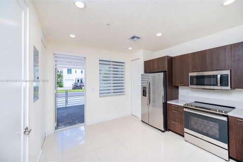 Condo in Doral, Florida, 3 bedrooms in LANDMARK  № 2082615 - photo 9