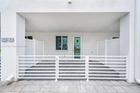 Condo in Doral, Florida, 3 bedrooms in LANDMARK  № 2082615 - photo 3