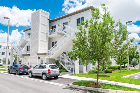 Condo in Doral, Florida, 3 bedrooms in LANDMARK  № 2082615 - photo 2