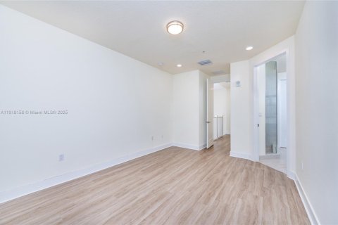 Condo in Doral, Florida, 3 bedrooms in LANDMARK  № 2082615 - photo 19